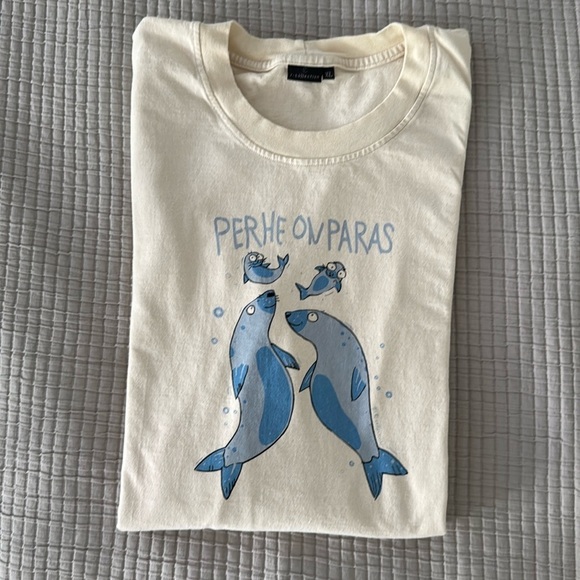 R Collection Other - R Collection T Shirt with Blue Dolphin Print with ‘Family is the Best’ Sz XL